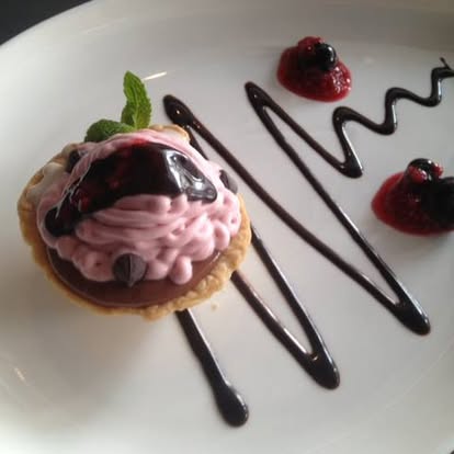 CHIMOLE® — Berry Tart: Berry tart with chocolate drizzle and fresh mint